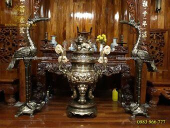 Lư hương bàn thờ bằng đồng lớn với đôi hạc và nến, thường dùng ngoài trời hoặc tại đình chùa.