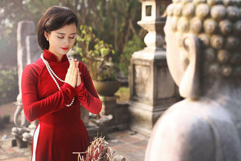 Lựa chọn trang phục pháp phục thanh tịnh khi đi chùa cầu gì để thể hiện sự tôn kính