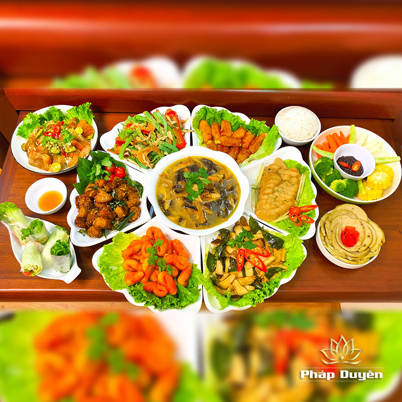 Mâm cỗ chay thịnh soạn từ cửa hàng thực phẩm chay