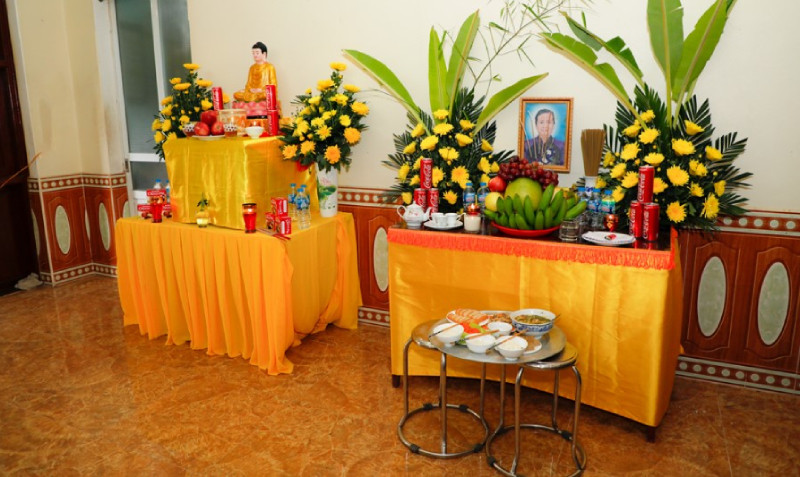 Mâm lễ vật trang trọng trong nghi thức cúng tuần thứ 2
