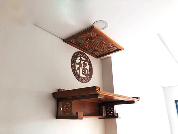 Mẫu bàn thờ thần linh treo tường tiết kiệm không gian, phù hợp căn hộ hiện đại.