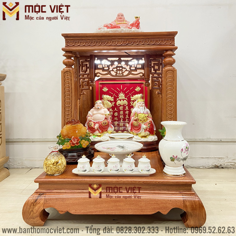 Mẫu bàn thờ Thần Tài được chạm khắc nhiều xâu tiền mang ý nghĩa may mắn tài lộc