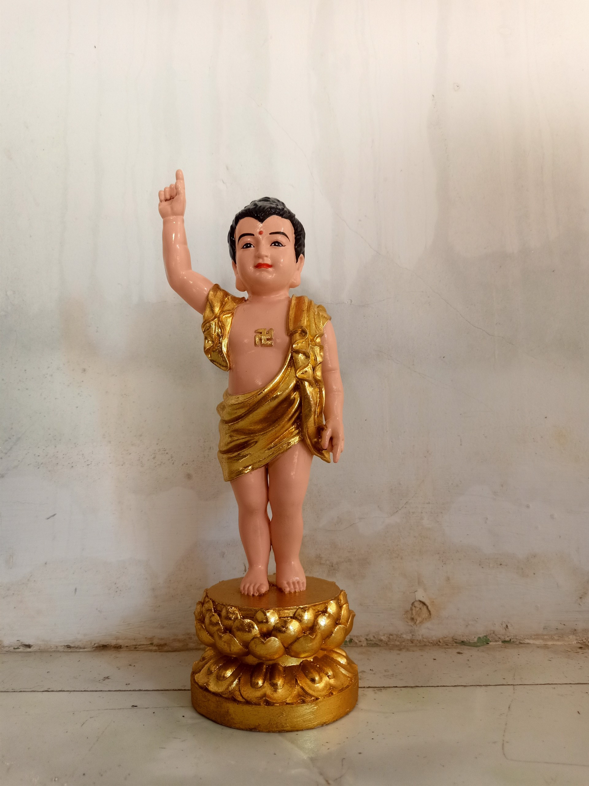 Mẫu tượng Phật Đản Sanh bằng đá cẩm thạch, toát lên vẻ trang nghiêm và an lành.