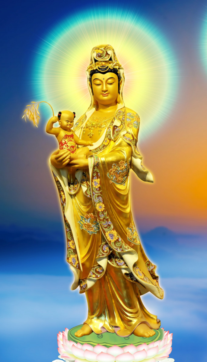 Mẹ Quan Âm hiện thân từ bi giữa thiên nhiên thanh bình.