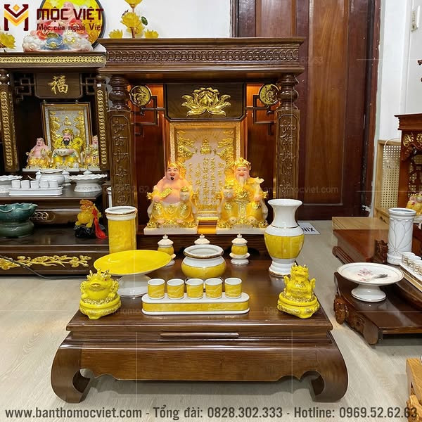 Mô tả hình ảnh: Bàn thờ Thần Tài hiện đại với hoa sen, mang ý nghĩa tài lộc