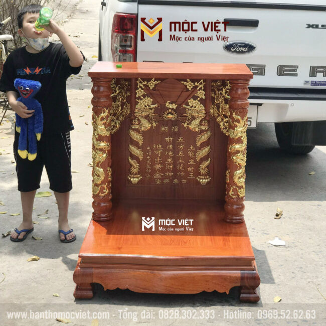 Mô tả hình ảnh: Bàn thờ Thần Tài Ông Địa bằng gỗ hương chạm khắc tinh xảo