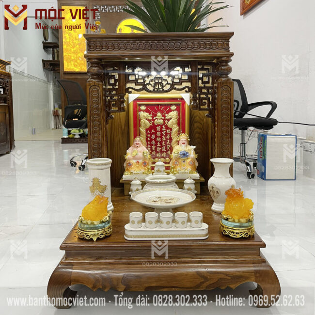 Mô tả hình ảnh: Mẫu bàn thờ Thần Tài hiện đại bằng gỗ sồi với thiết kế cột vuông và họa tiết đồng tiền