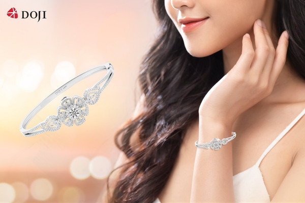 Một bàn tay đeo chiếc lắc tay phong thủy ở cổ tay trái, tượng trưng cho việc thu hút năng lượng tốt và tài lộc.
