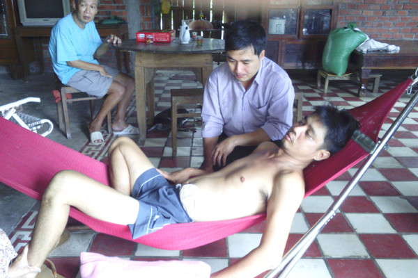Một bàn tay lớn che chở bàn tay nhỏ, tượng trưng cho sự hỗ trợ và lòng trắc ẩn từ tiếng lòng