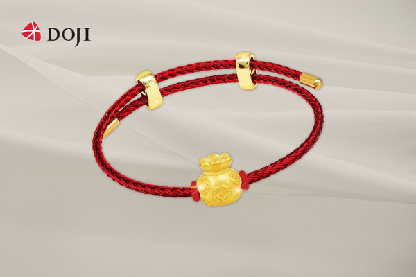 Một chiếc lắc tay chỉ đỏ đơn giản nhưng ẩn chứa ý nghĩa phong thủy sâu sắc, mang lại sự may mắn và bảo vệ tâm linh.