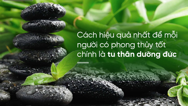 Một chuyên gia phong thủy đang nghiên cứu địa hình, thể hiện sự am hiểu sâu sắc về phong thuỷ là gì và cách ứng dụng