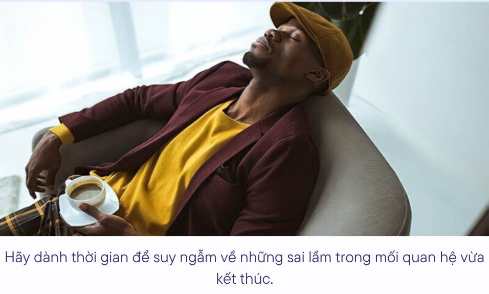 Một cô gái đang nhìn xa xăm, thể hiện sự trầm tư sau mối tình tan vỡ