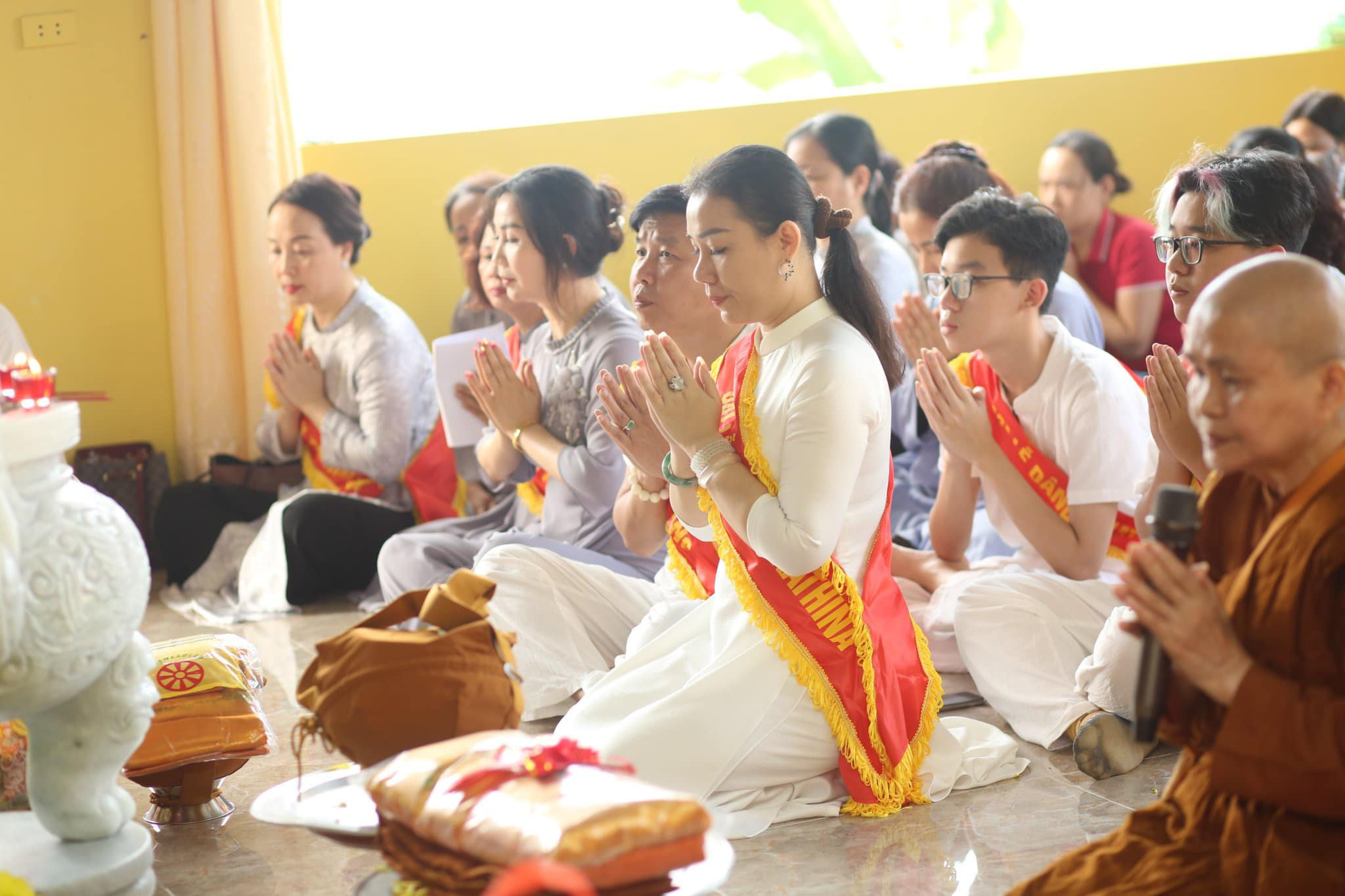 Một người đang thiền, tượng trưng cho việc nhận biết và quán chiếu thọ uẩn - các cảm giác khổ, lạc, xả.