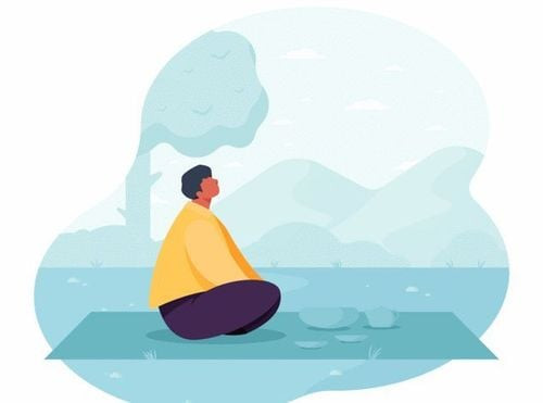 Một người phụ nữ ngồi thiền, biểu tượng cho việc tự chăm sóc bản thân