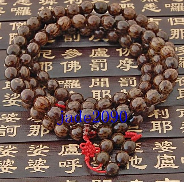 Một người phụ nữ ngồi thiền, tay lần tràng hạt, tượng trưng cho thực hành niệm
