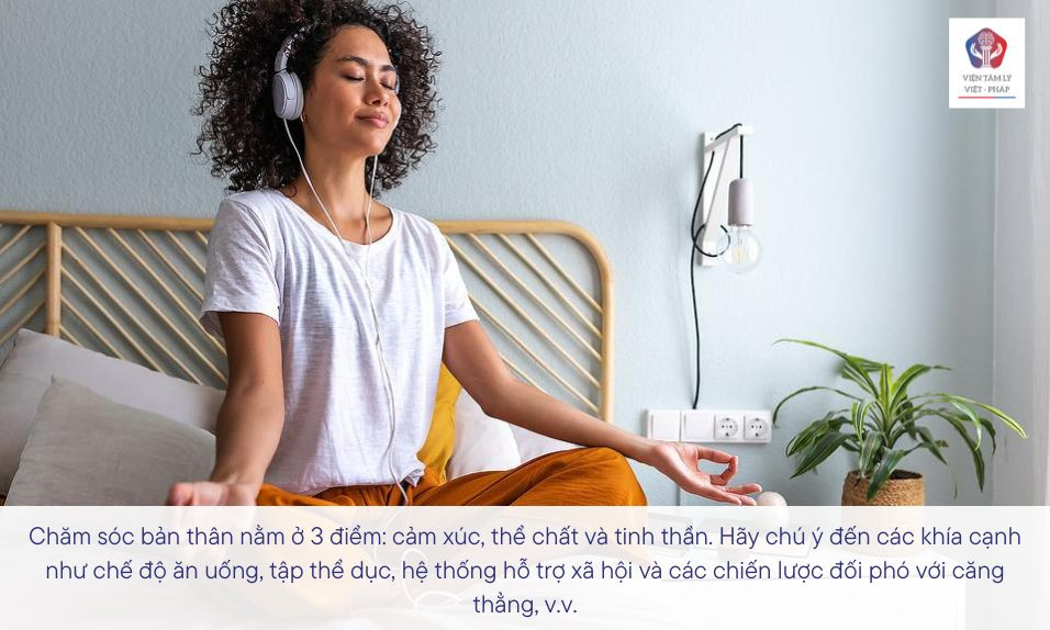 Một người phụ nữ tập yoga để chăm sóc bản thân và tìm lại sự bình yên
