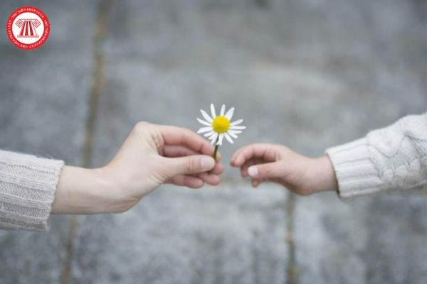 Một người phụ nữ trẻ đang cười tươi rạng rỡ, thể hiện sự vui vẻ và biết ơn trong cuộc sống.