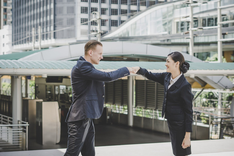 Một nhóm người đang ngồi cùng nhau, cười nói vui vẻ, biểu thị sự hỗ trợ và cổ vũ