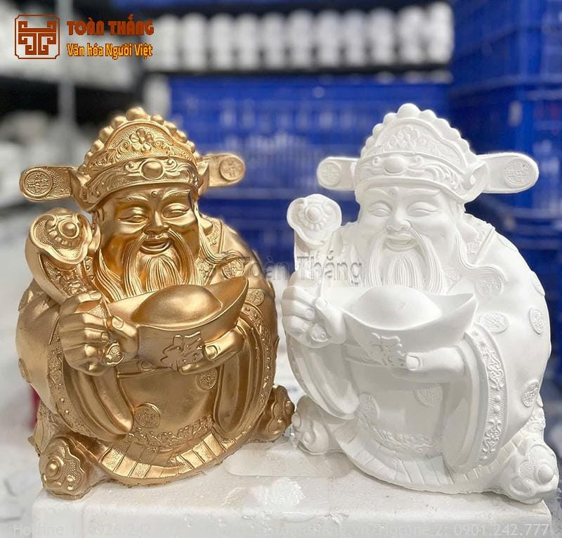 Một nhóm người trẻ đang vui vẻ tô tượng Thần Tài tại một không gian sáng tạo