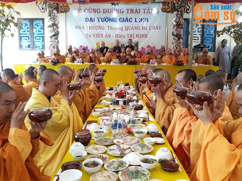 Một phái đoàn chư Tăng đang nhận những vật phẩm cúng dường từ Phật tử với sự trang nghiêm