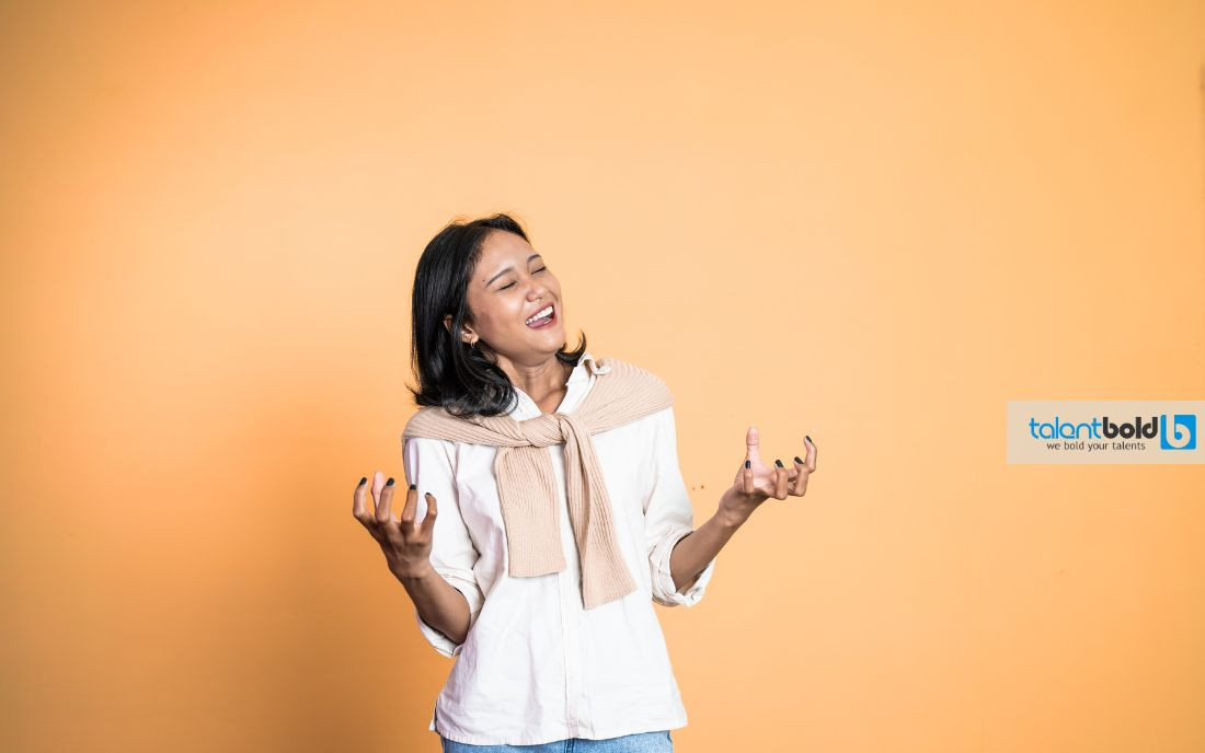 Một phụ nữ đang đứng trước cửa sổ với ánh sáng rực rỡ, nhìn về phía trước với vẻ mặt quyết tâm, thể hiện sự vượt qua chênh vênh