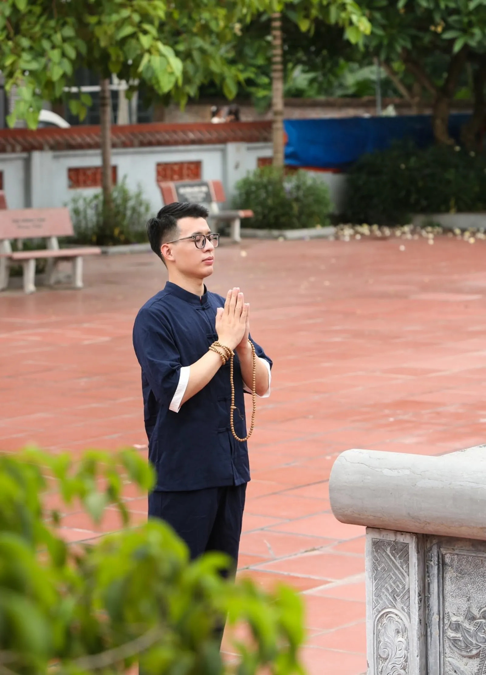 Nam giới cũng có thể diện quần áo Phật tử khi đi chùa