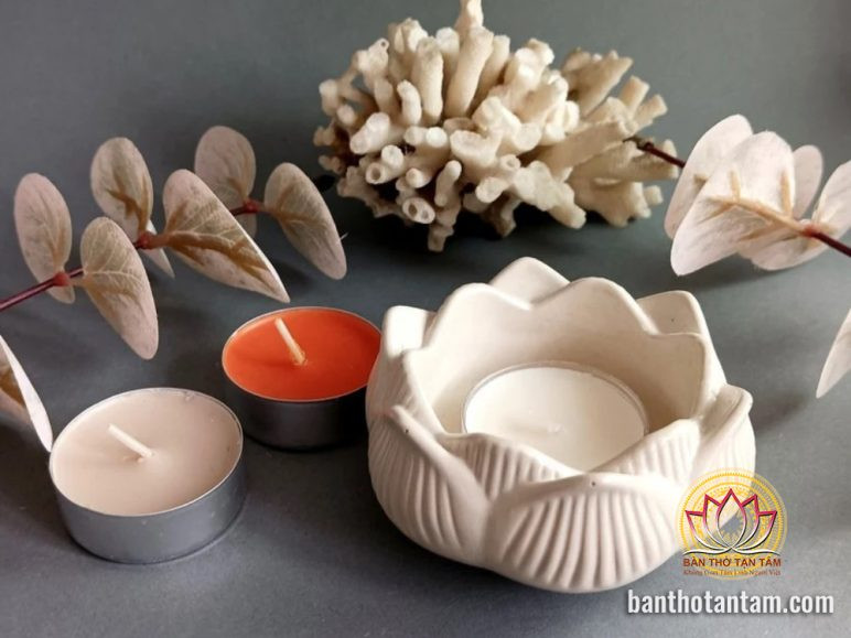 Nến thờ cao cấp đặt trên bàn thờ, là phụ kiện trang trí bàn thờ quan trọng