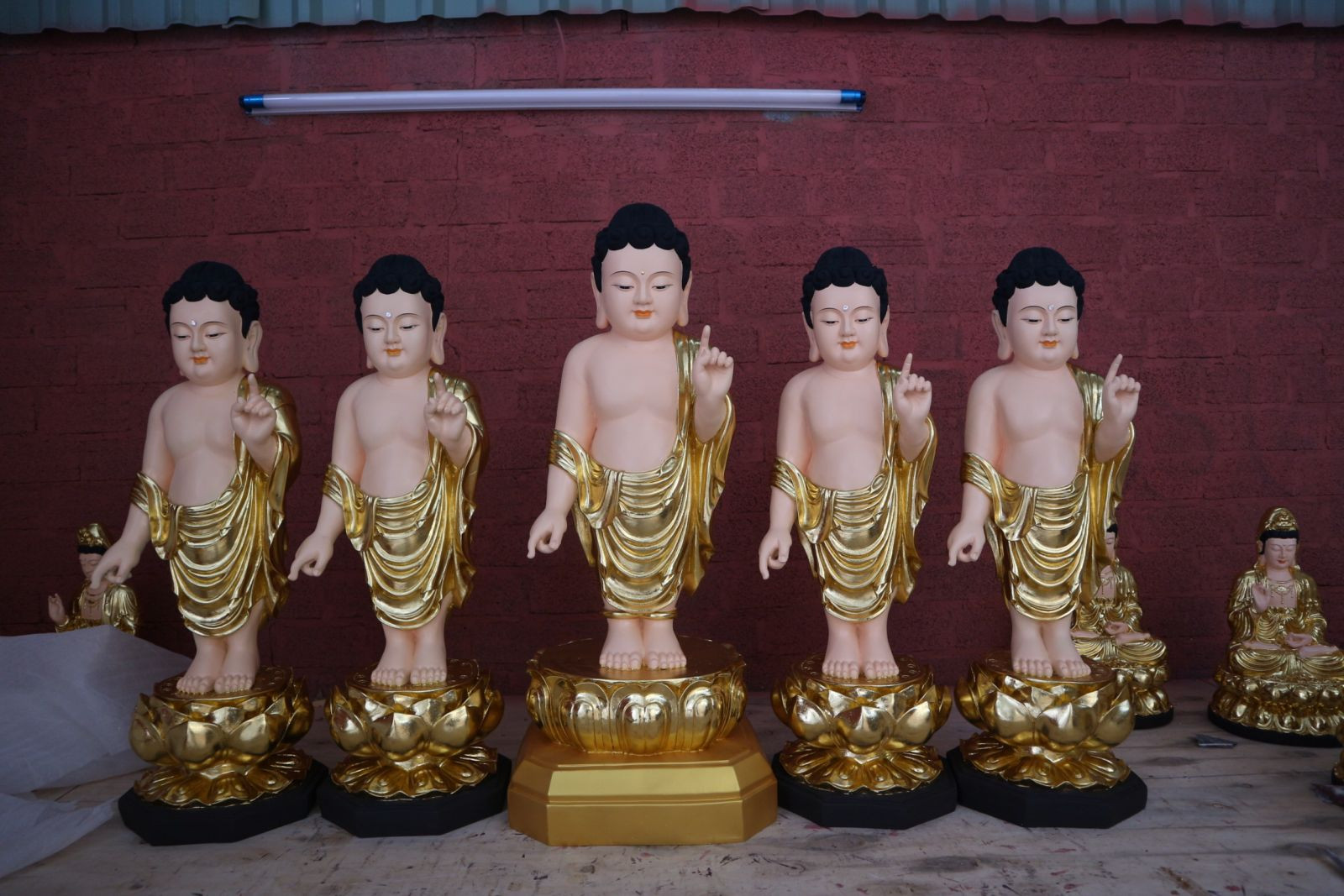 Nét tinh xảo trên từng chi tiết của bức tượng Phật Đản Sanh, biểu trưng cho sự thanh tịnh.