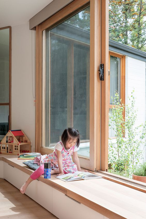 Nếu khéo léo, anh/chị hoàn toàn có thể biến bậu cửa sổ thành nơi vui chơi cho các con