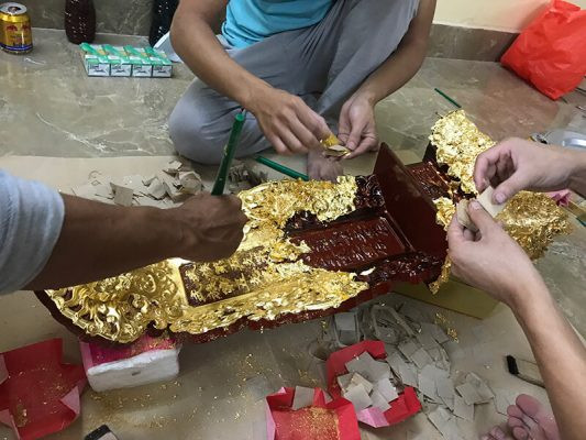 Nghệ nhân chạm khắc bài vị gỗ truyền thống