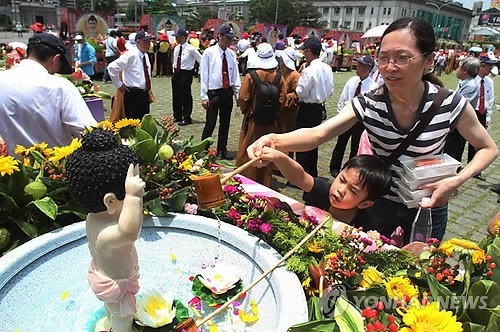 Nghi lễ tắm Phật trang trọng, biểu tượng của sự giáng trần và thanh tịnh của Đức Phật tại một ngôi chùa ở Đài Loan