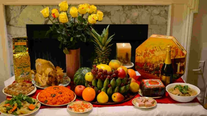 Nghi thức cúng giao thừa trang trọng tại bàn thờ gia tiên và ngoài trời