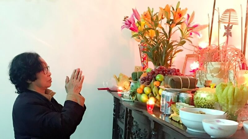 Nghi thức cúng giao thừa truyền thống với lòng thành kính