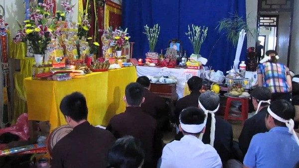 Nghi thức cúng tuần thứ 3 với bàn thờ trang nghiêm