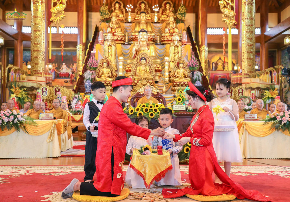 Nghi thức trao nhẫn cưới trong buổi lễ hằng thuận trang trọng tại chánh điện