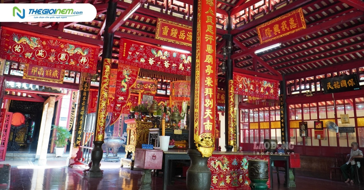 Ngôi chùa cổ kính, nơi nhiều người đến xin xăm, bấm quẻ