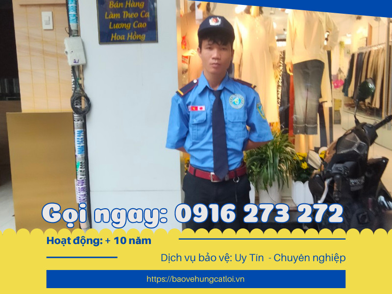 Người bảo an đang tuần tra với bộ đàm, tượng trưng cho công việc bảo vệ an ninh