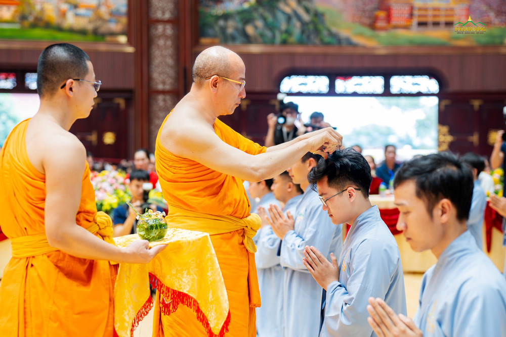 Người có căn số xuất gia từ bỏ thế tục, khoác áo tu sĩ để tìm cầu giác ngộ.