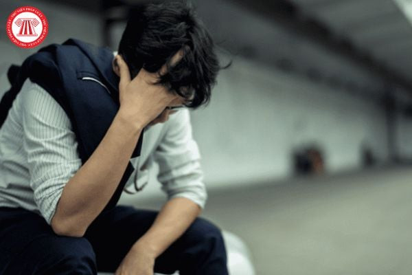 Người đàn ông trầm tư nhìn ra xa, suy ngẫm về thất bại trong cuộc sống và tìm kiếm hướng đi mới