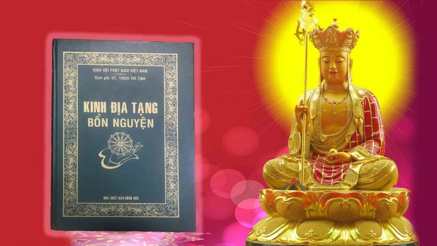 Người đang chép kinh Địa Tạng một cách thành kính, tạo công đức cho bản thân và hồi hướng cho chúng sinh