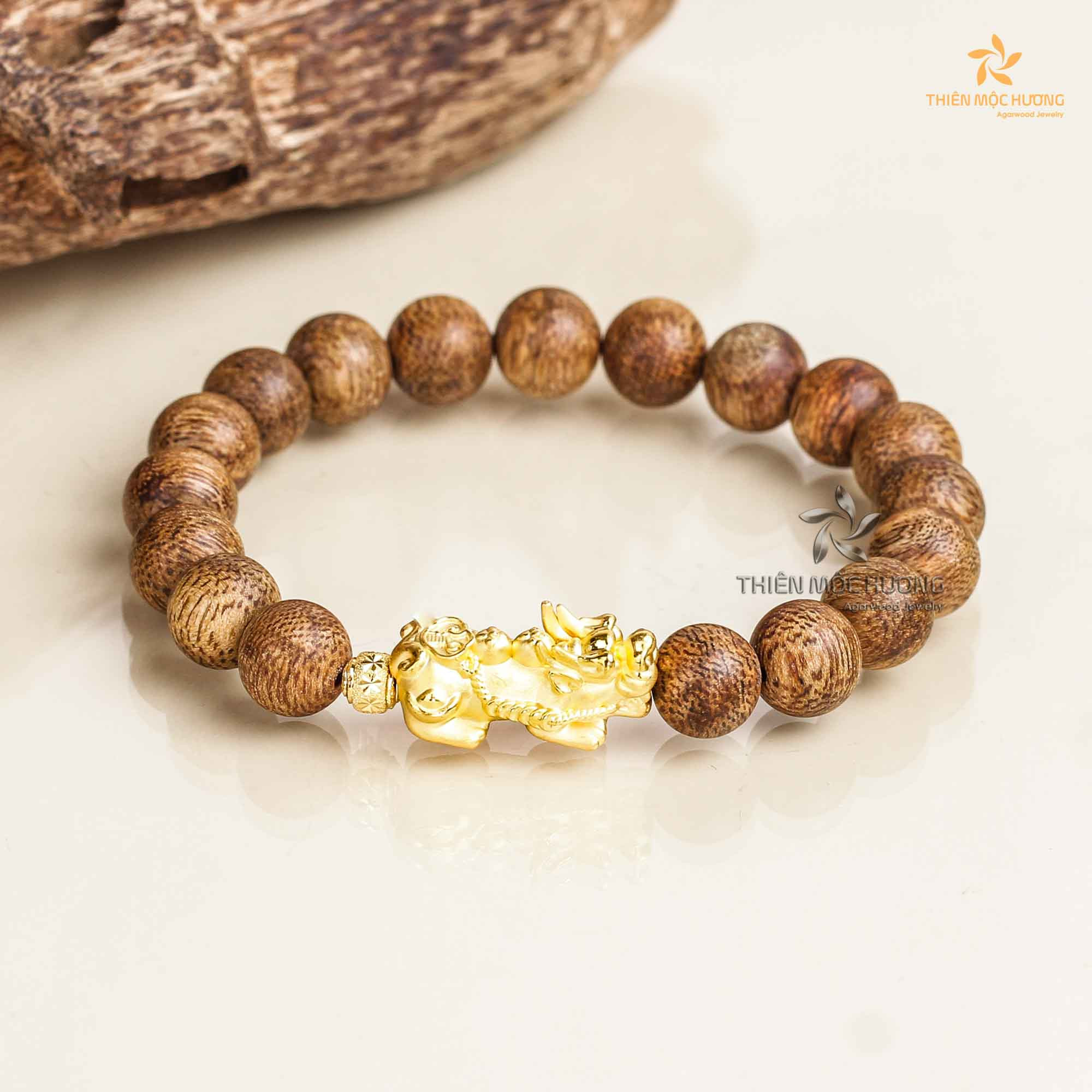 Người nam chọn vòng tay phong thủy theo sở thích cá nhân.