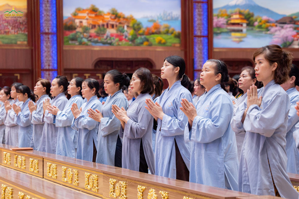 Người Phật tử thực hành Bát quan trai giới với tâm chuyên chú