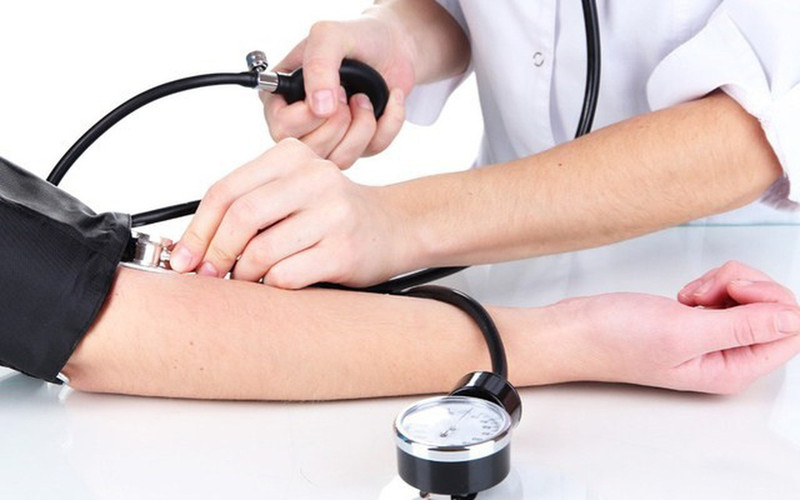 Người phụ nữ ăn táo tươi, giúp ổn định huyết áp khi ăn chay