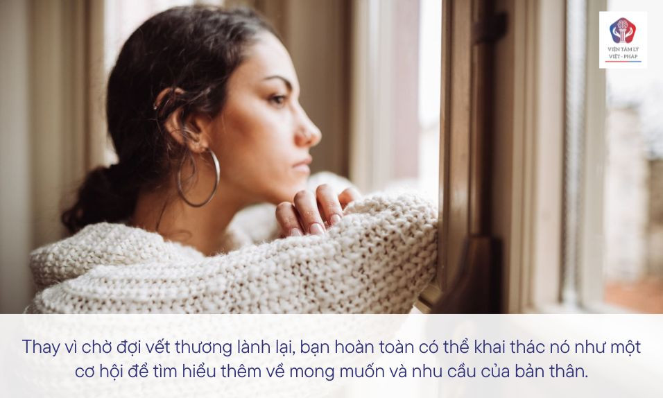 Người phụ nữ buồn bã nhìn ra cửa sổ sau khi chia tay