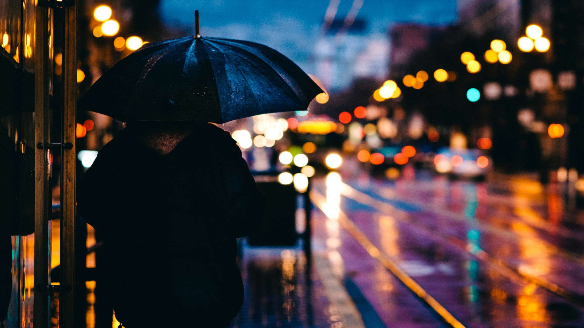 Người phụ nữ cúi đầu trong tư thế suy tư, thể hiện sự hổ thẹn và mặc cảm