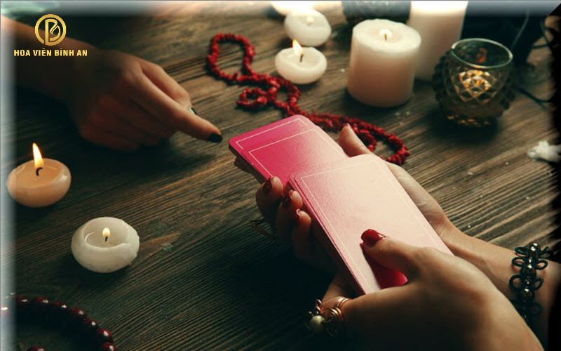 Người phụ nữ đang ngồi đối diện thầy bói, ánh mắt tập trung lắng nghe
