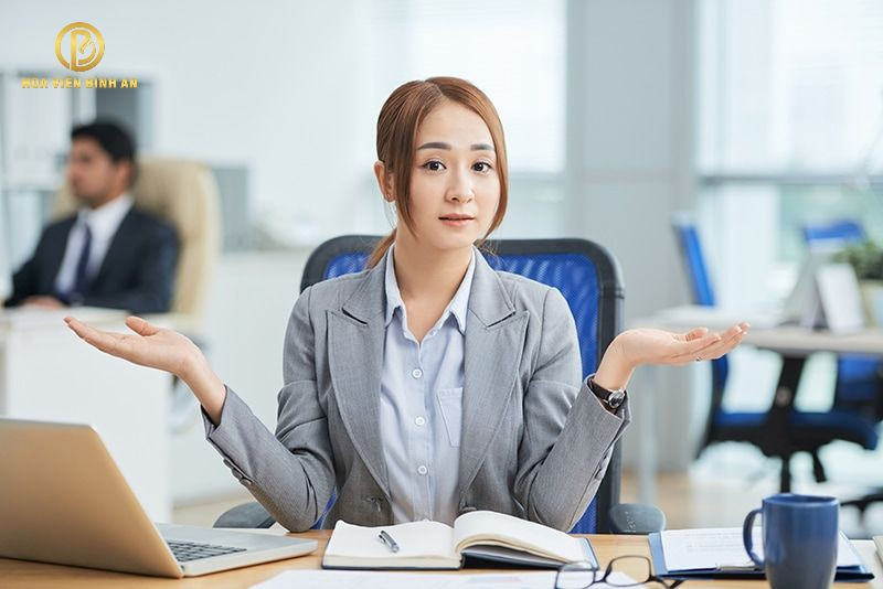 Người phụ nữ đang nhìn vào quả cầu phong thủy trong buổi xem bói