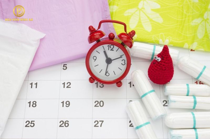 Người phụ nữ đang trong thời gian nhạy cảm, có thể là kinh nguyệt hoặc tang sự
