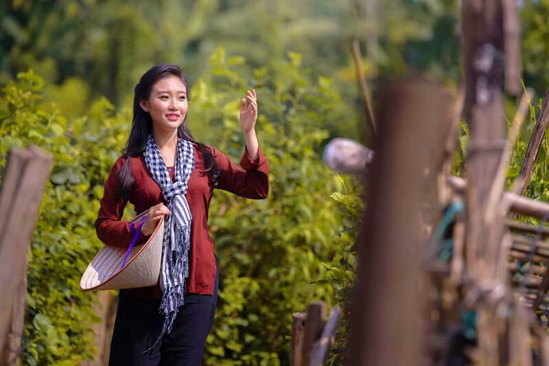 Người phụ nữ duyên dáng trong tà áo bà ba và nón lá