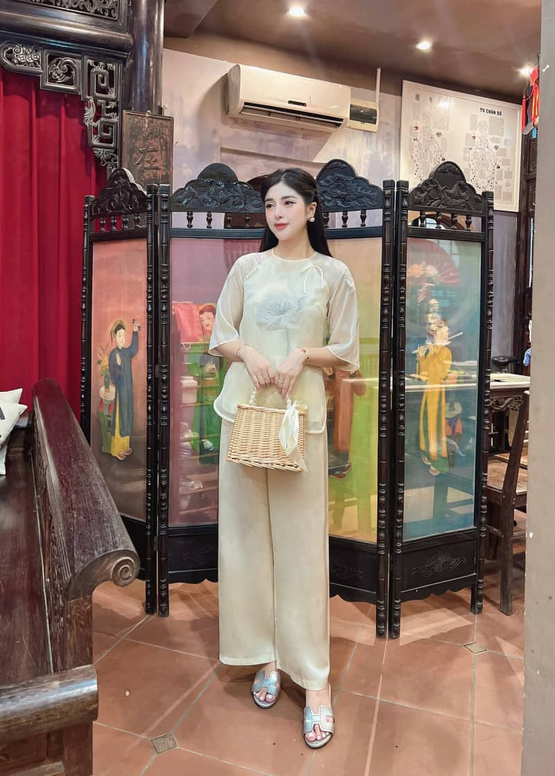 Người phụ nữ mặc pháp phục màu xám nhã nhặn, thể hiện sự thanh tịnh và tôn nghiêm trong Phật giáo